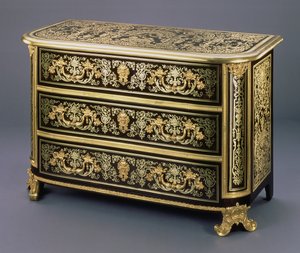 Cómoda de Luis XIV Boulle con monturas de ormolu y elaborada incrustación de urnas y rollos florales al estilo de Jean Berain I